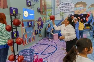 Imagen SSG participa la gente en stand para identificar y gestionar emociones en la Feria de León 2026.