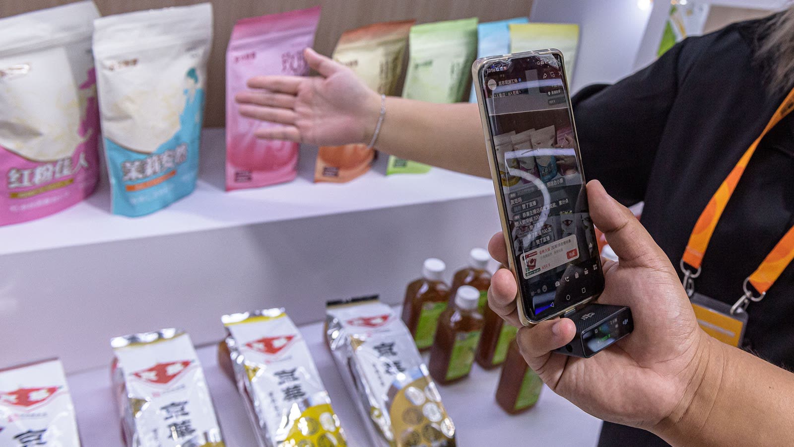 Desafíos del Live Shopping: Transformando la Experiencia de Marca a través de Influencers