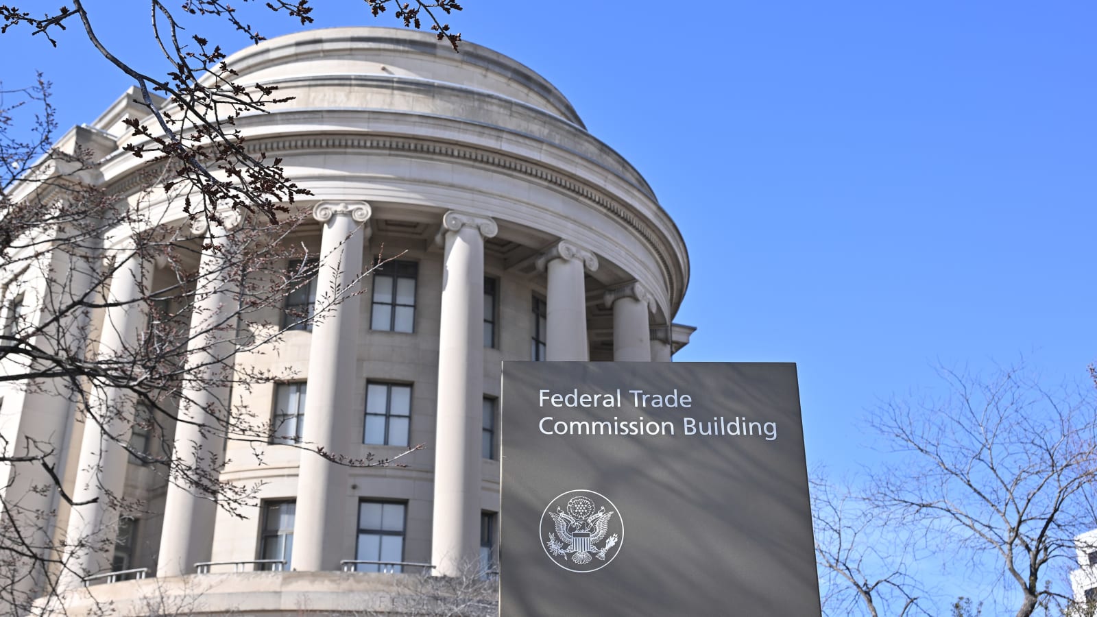 Fachada del edificio de la Comisión Federal de Comercio de Estados Unidos en Washington, con su cartel identificativo en primer plano