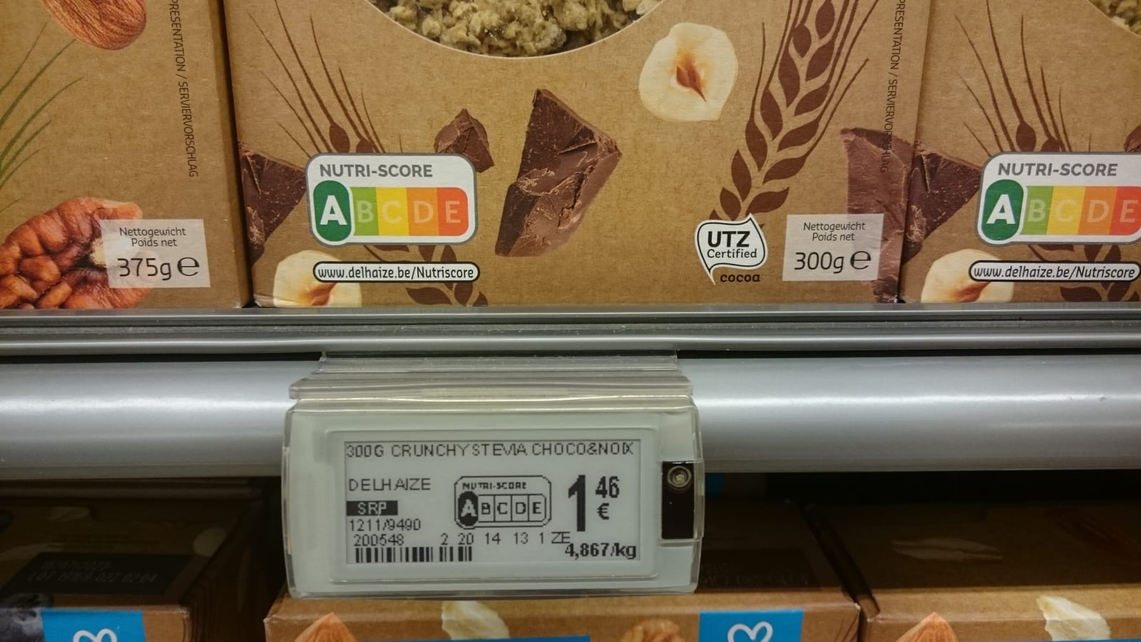 Etiqueta electrónica de un lineal de supermercado con el nombre del producto abreviado
