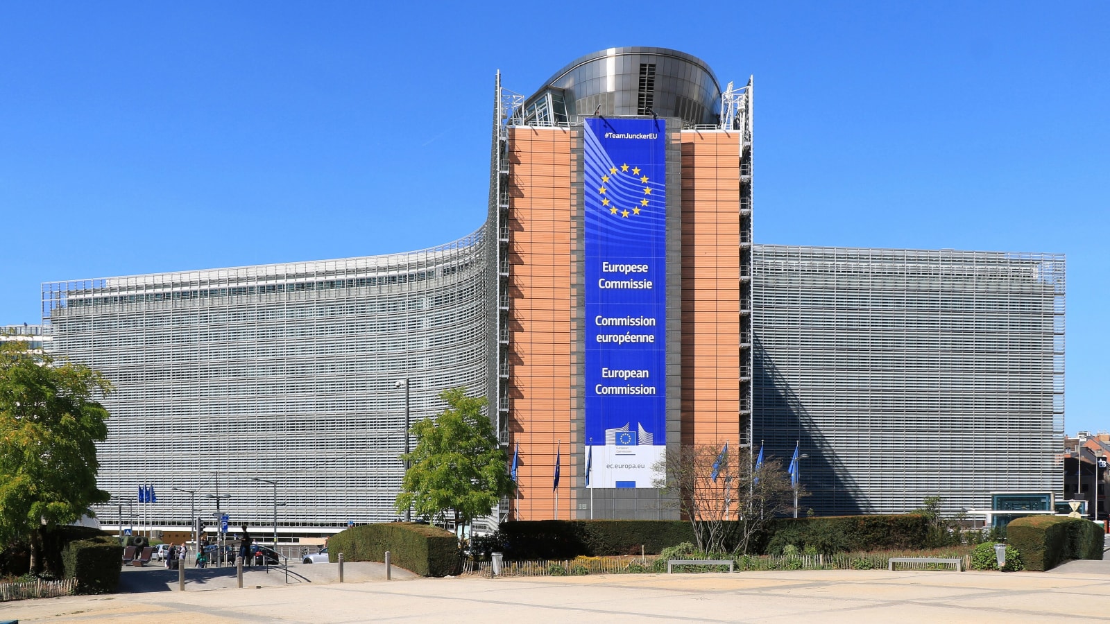 El edificio Berlaymont, sede de la Comisión Europea en Bruselas, con su cartel identificativo y las banderas de la Unión Europea