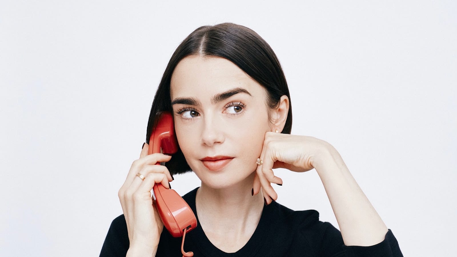 La actriz Lily Collins, nueva embajadora y accionista de IM8, junto al envase del suplemento diario de la marca, en una imagen del kit de prensa