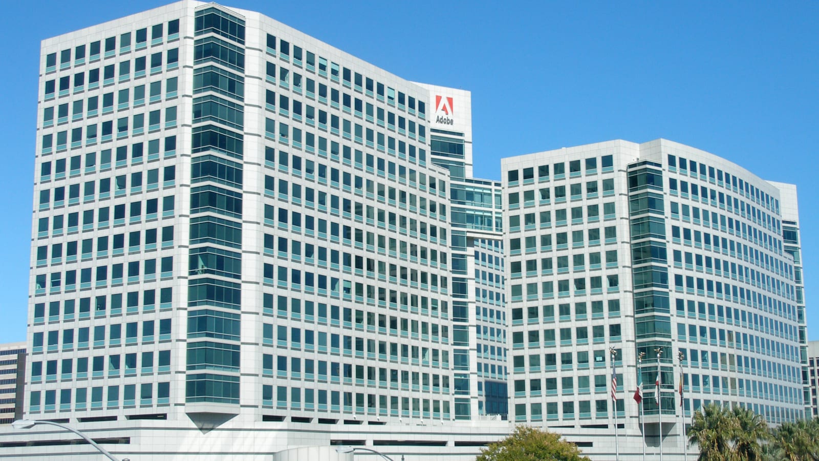 Sede mundial de Adobe en San José, California, con el logotipo rojo de la compañía en lo alto de una de las torres
