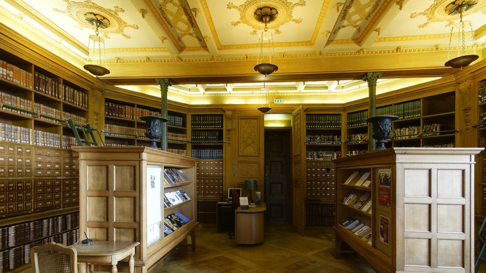 Sala de catálogos de la Biblioteca Mazarina de París, con las paredes cubiertas de ficheros de madera con cajones de fichas