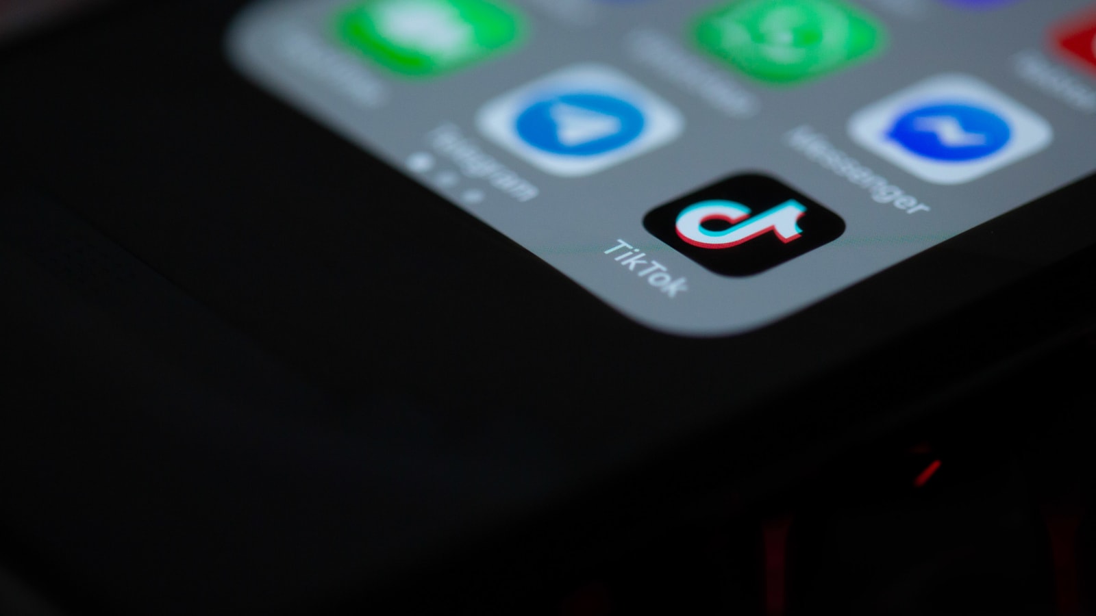 Icono de la aplicación de TikTok en la pantalla de inicio de un teléfono móvil, junto a otros iconos de aplicaciones