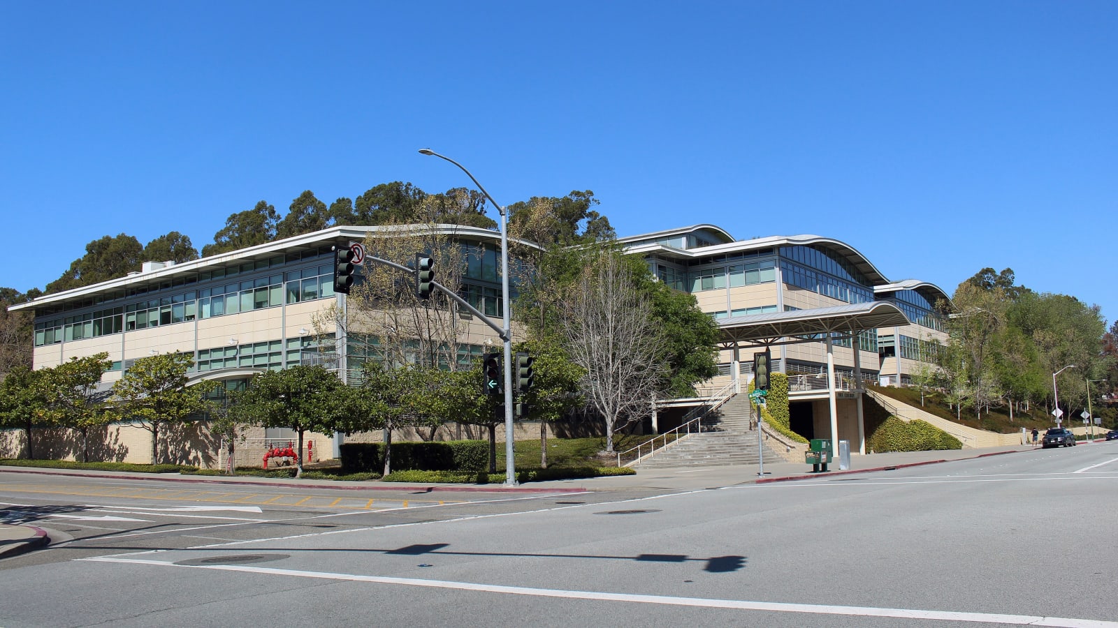 Sede de YouTube en el número 901 de Cherry Avenue, San Bruno, California, vista desde el cruce de la calle
