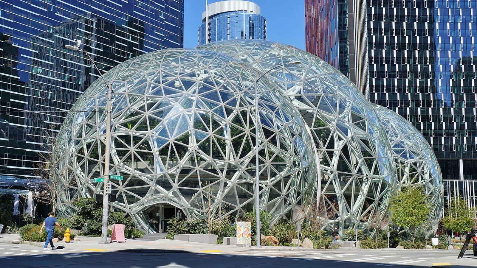 Las Spheres, los invernaderos de cristal de la sede de Amazon en Seattle, vistas desde la calle