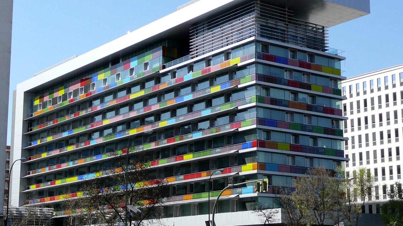 Edificio del Instituto Nacional de Estadística en el paseo de la Castellana de Madrid, con la fachada de franjas de colores