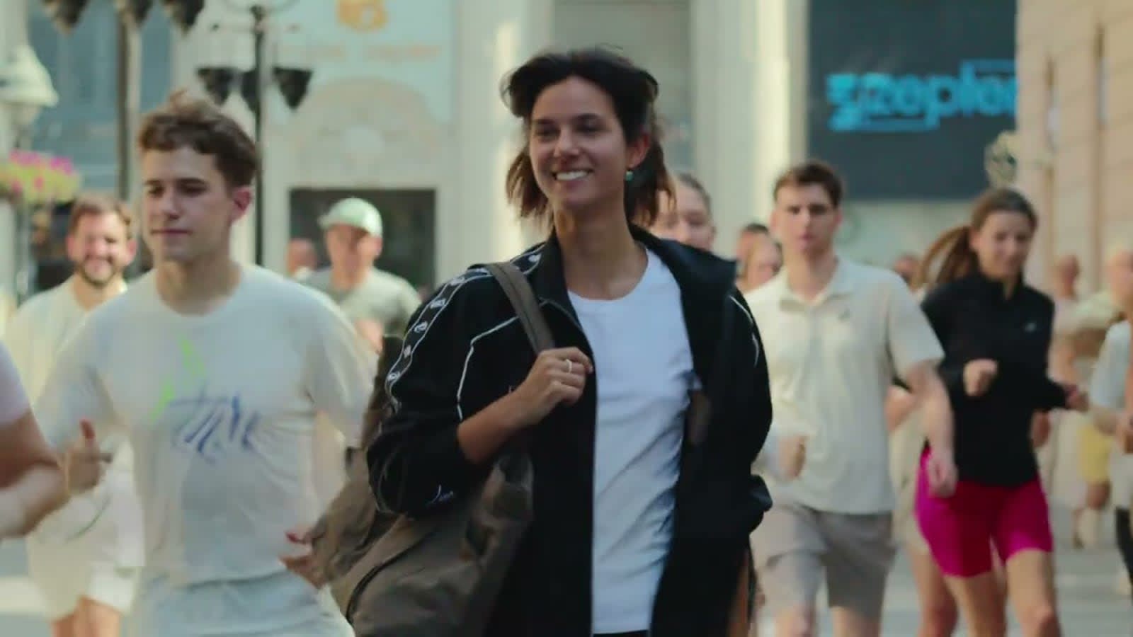 Un grupo de personas corre sonriente por una calle de la ciudad, en un fotograma del documental Human Nature de ASICS