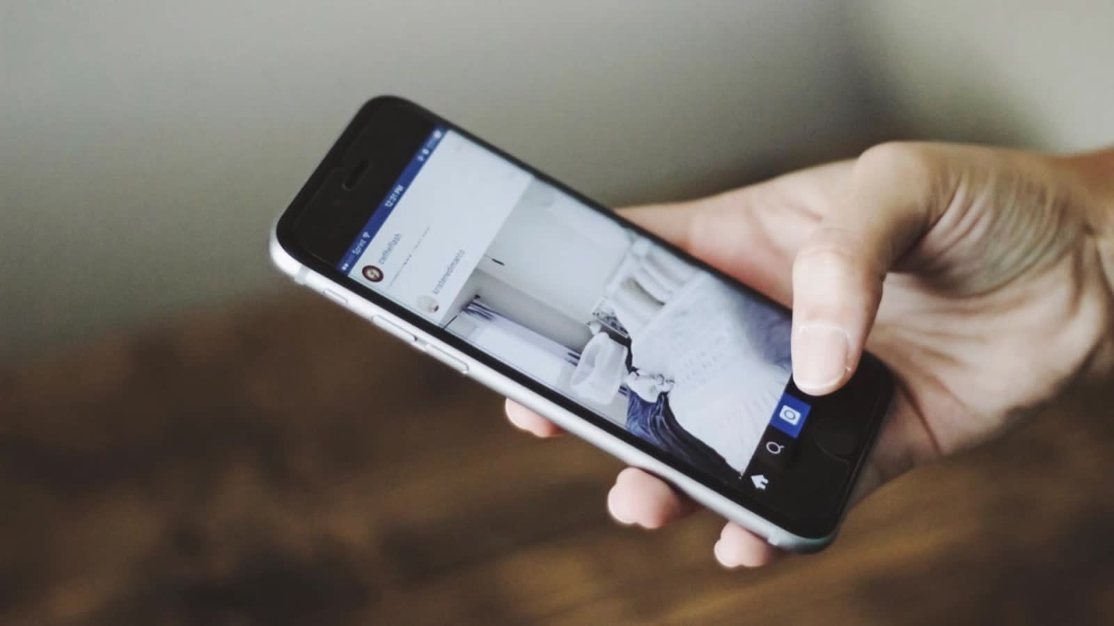Una persona navega por Instagram en su teléfono móvil