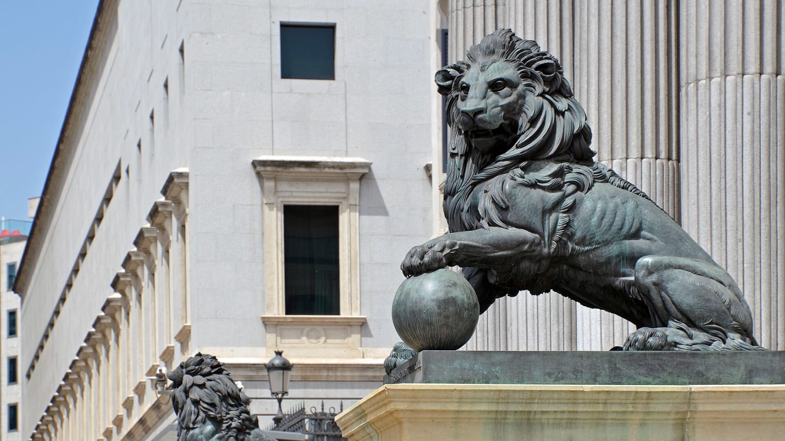 Leones de bronce a la entrada del Congreso de los Diputados, en Madrid