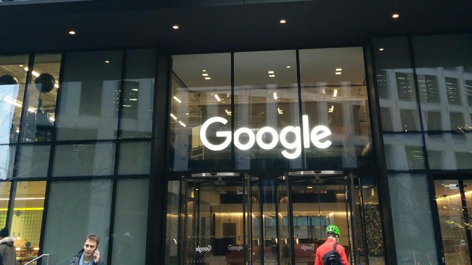 Entrada de la sede de Google y Google DeepMind en 6 Pancras Square, Londres, con el rótulo luminoso de Google sobre las puertas giratorias