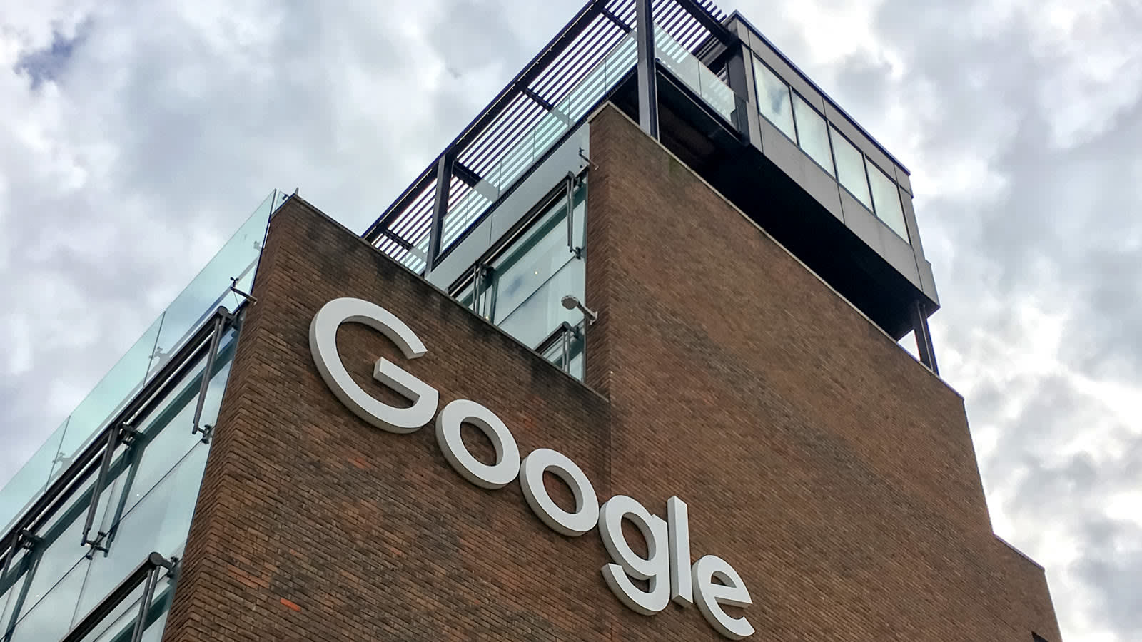 Fachada de ladrillo de la sede europea de Google en Dublín con el logotipo de la compañía