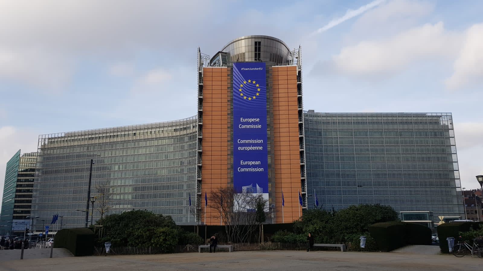 Edificio Berlaymont, sede de la Comisión Europea en Bruselas, con la bandera de la UE en su fachada