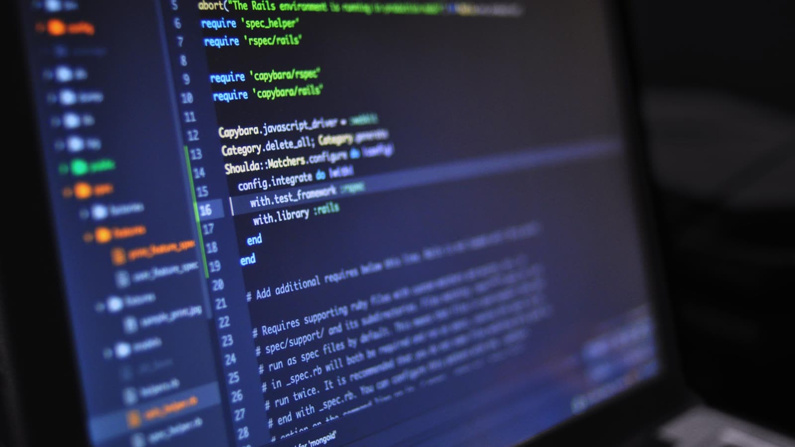 Pantalla de un portátil con código de programación de colores en un editor sobre fondo oscuro