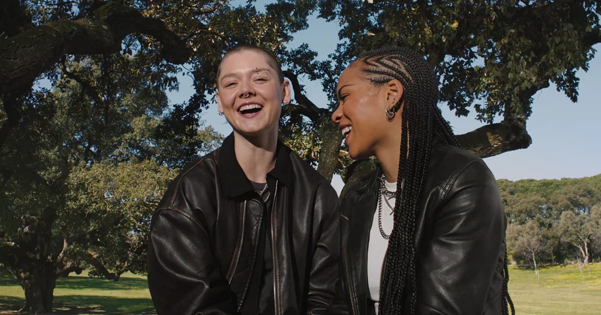 Imagen de la campaña Can’t Believe We Met on Hinge con parejas reales de Gen Z
