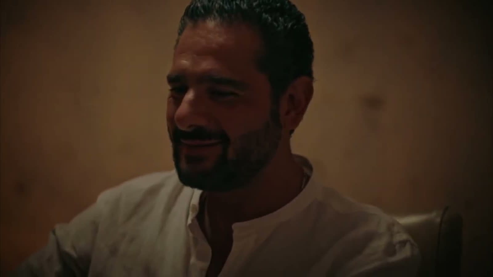 Fotograma del documental «Sosegá», de Cervezas Alhambra, con un hombre sonriendo en penumbra
