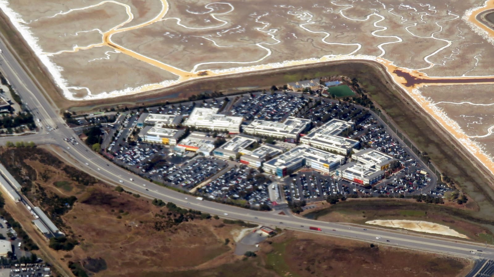 Vista aérea del campus de Meta en Menlo Park, California, junto a las salinas de la bahía