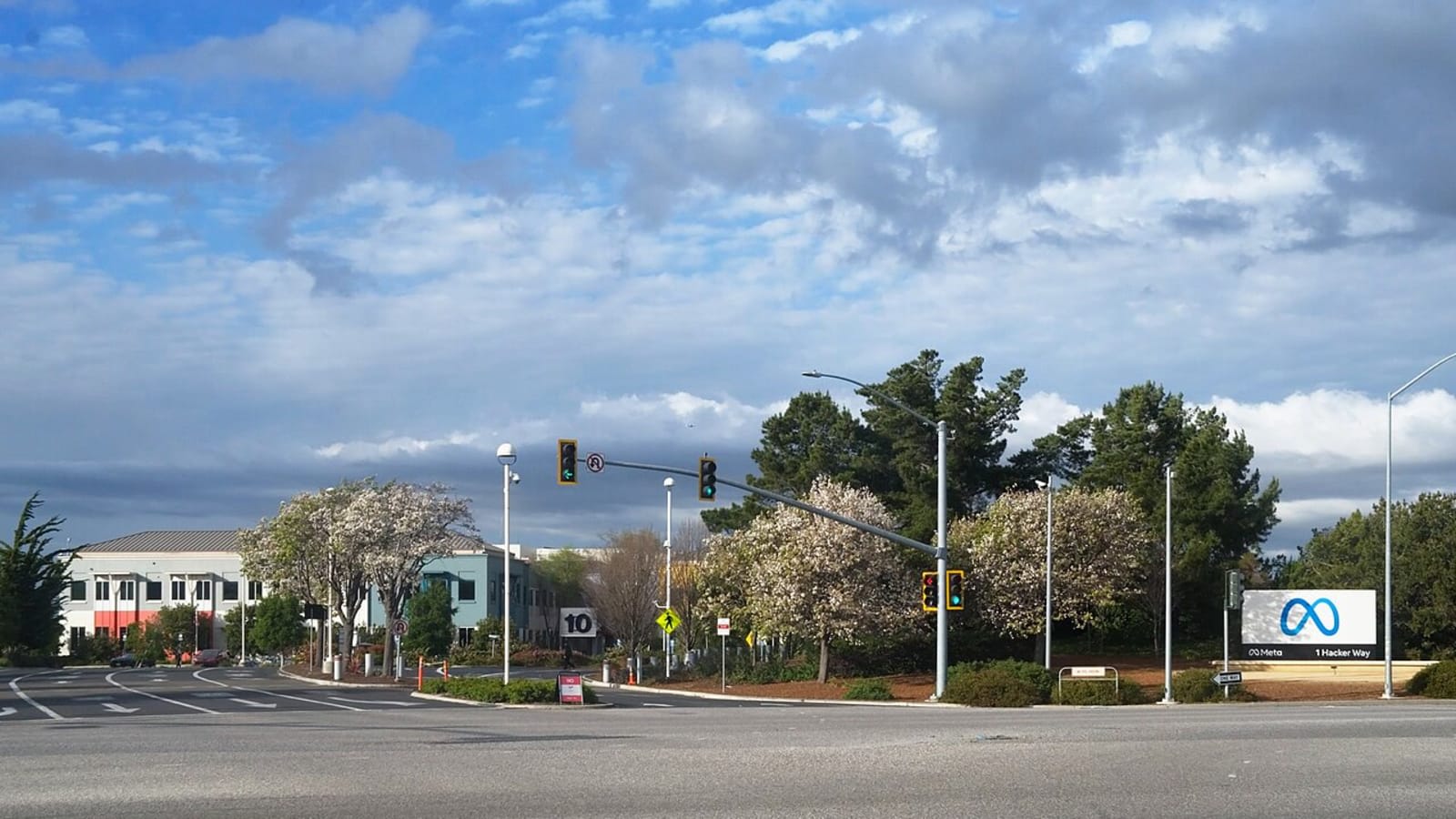 Entrada a la sede de Meta en Menlo Park, California, con el cartel de la compañía junto a la carretera