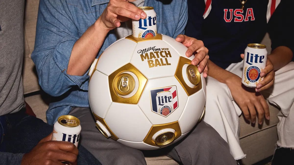 Miller Lite convierte un 12-pack en balón para capturar la conversación del Mundial