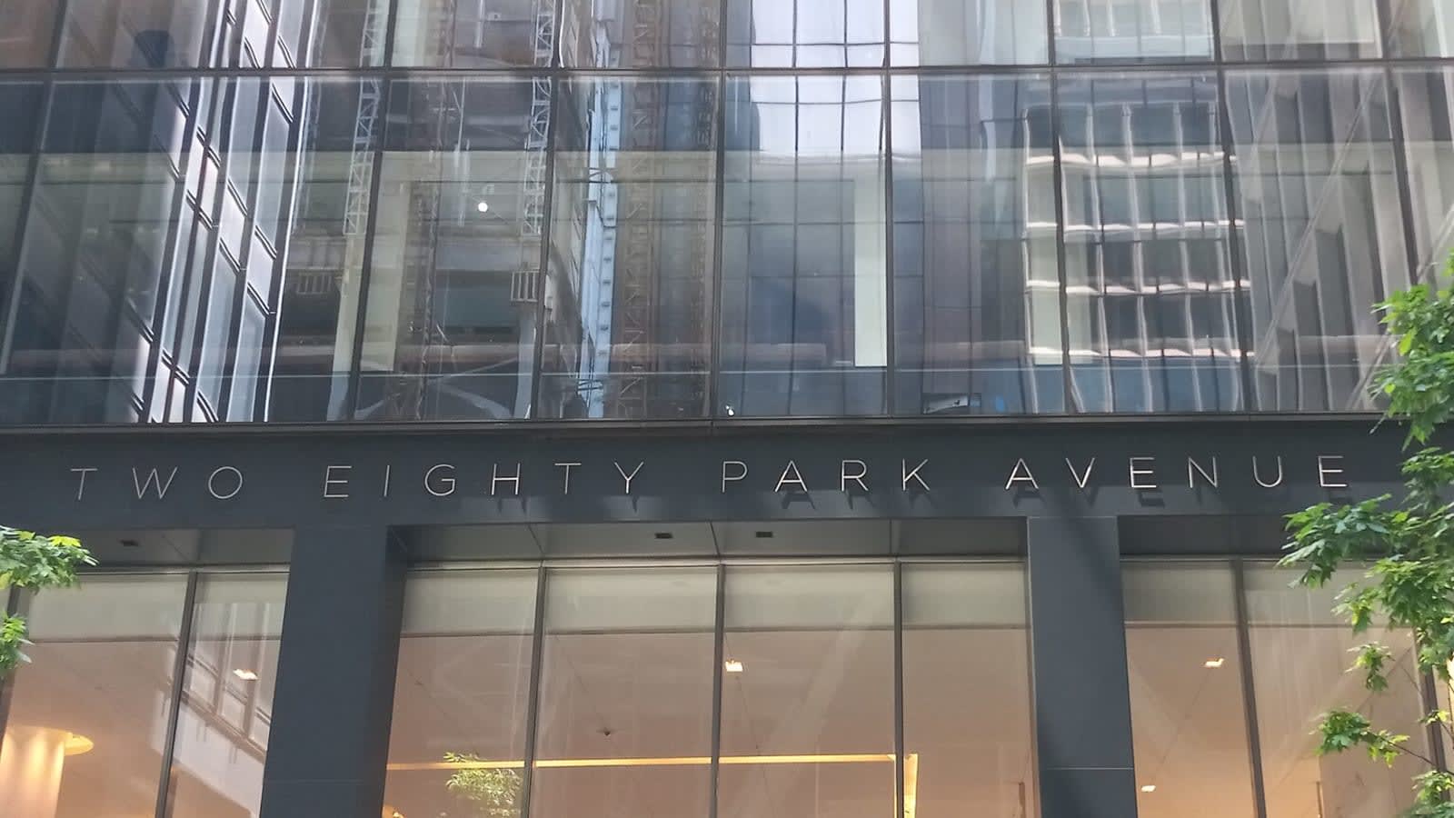 Entrada del edificio 280 Park Avenue, sede de Omnicom en Nueva York