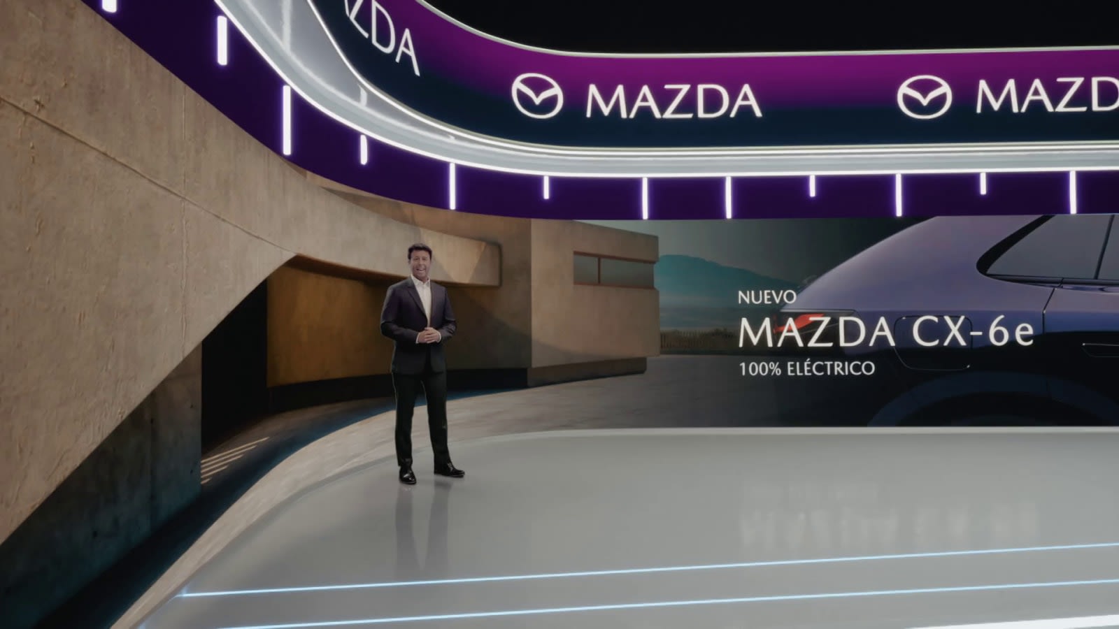 El presentador Matías Prats Chacón en el escenario virtual de Tech Insight, con rótulos de Mazda y una pantalla que muestra el nuevo Mazda CX-6e