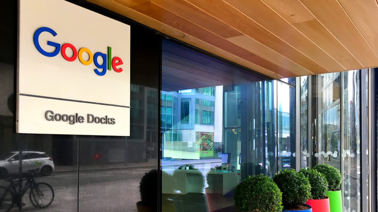 Entrada de la sede europea de Google en Dublín, con el logotipo de la empresa en la fachada
