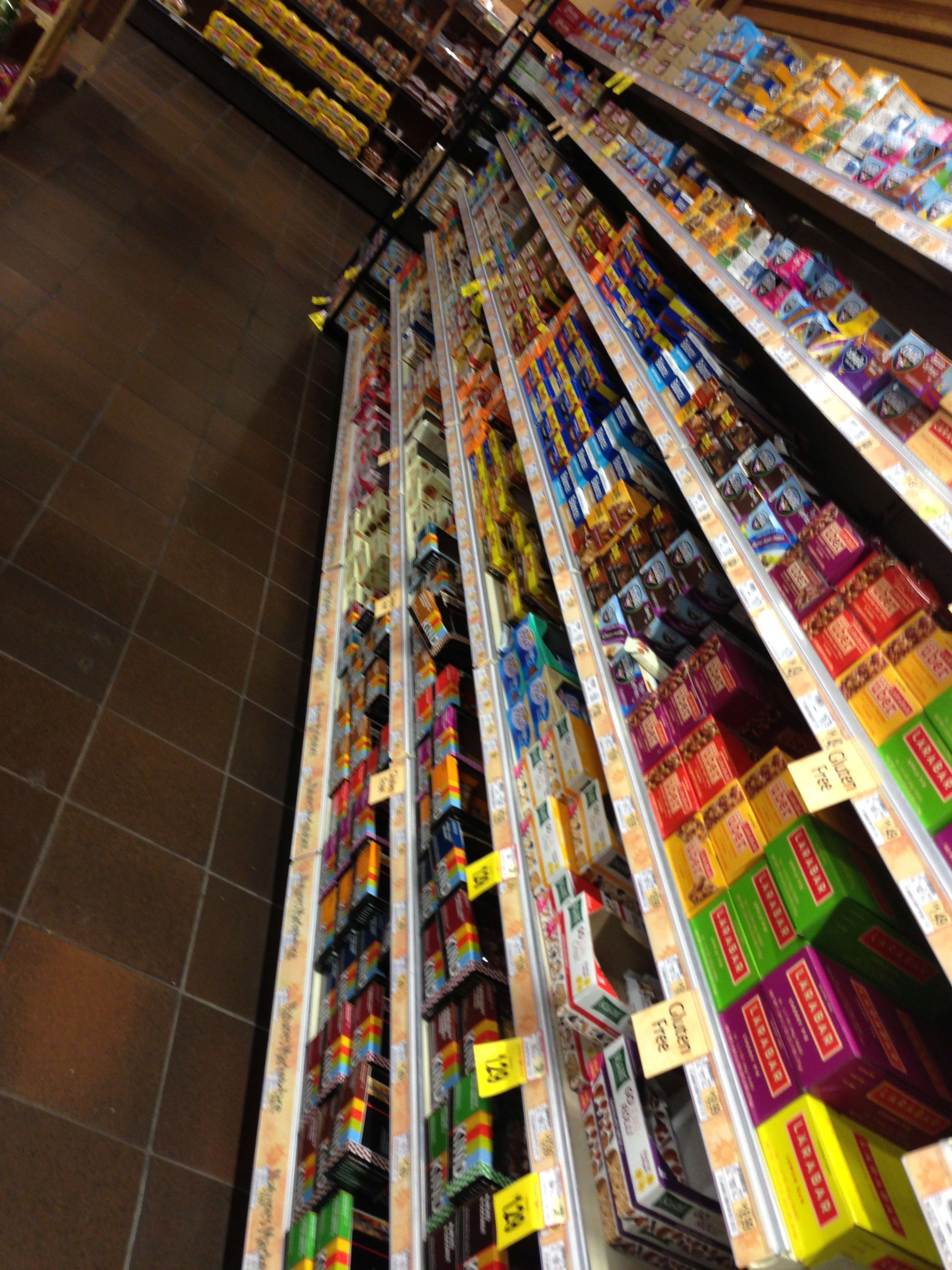 Estantería de productos en un supermercado, usada para ilustrar retail media y publicidad en entornos de compra