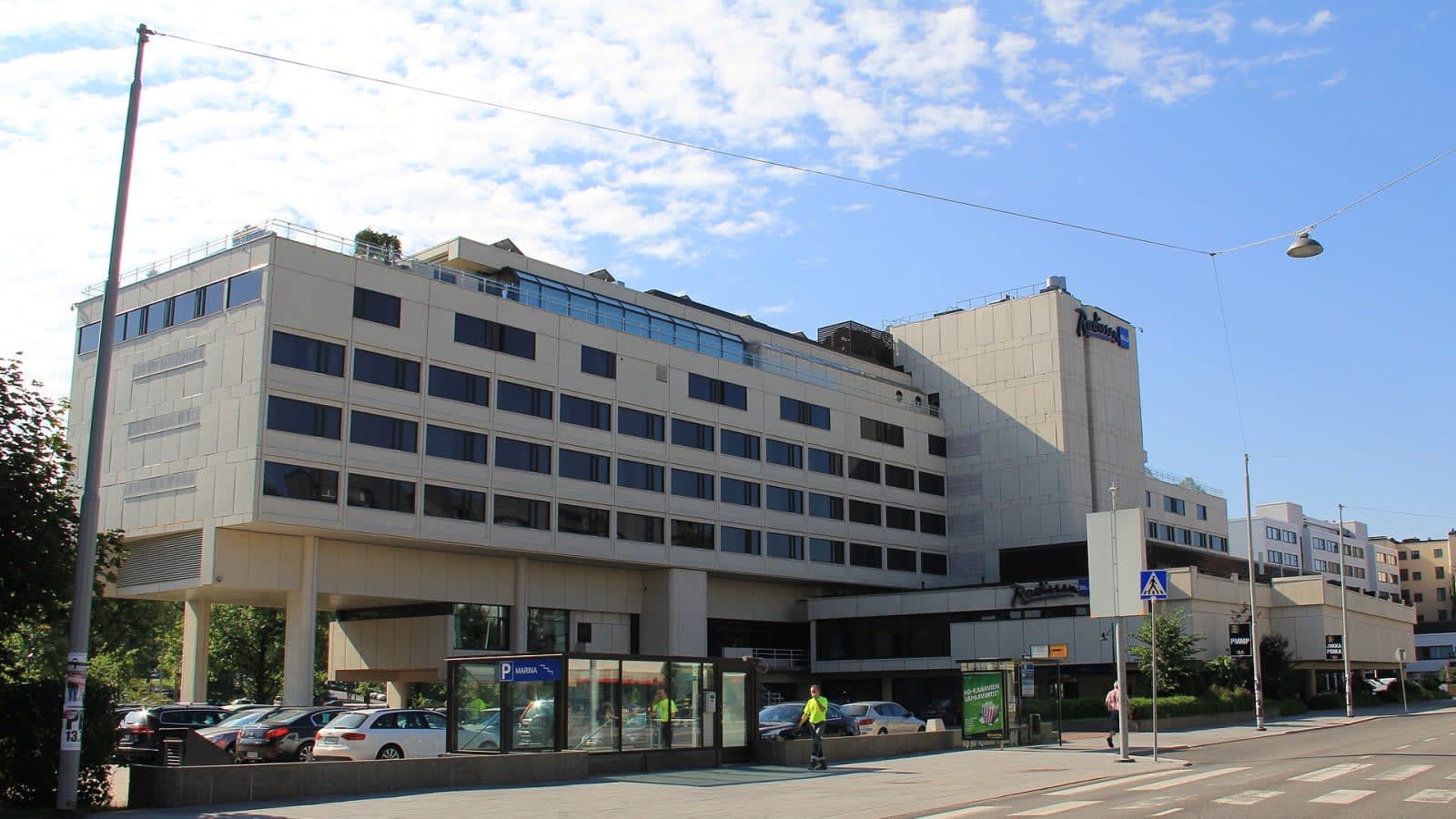 Fachada del hotel Radisson Blu Marina Palace en Turku, Finlandia, con el logotipo de Radisson Blu