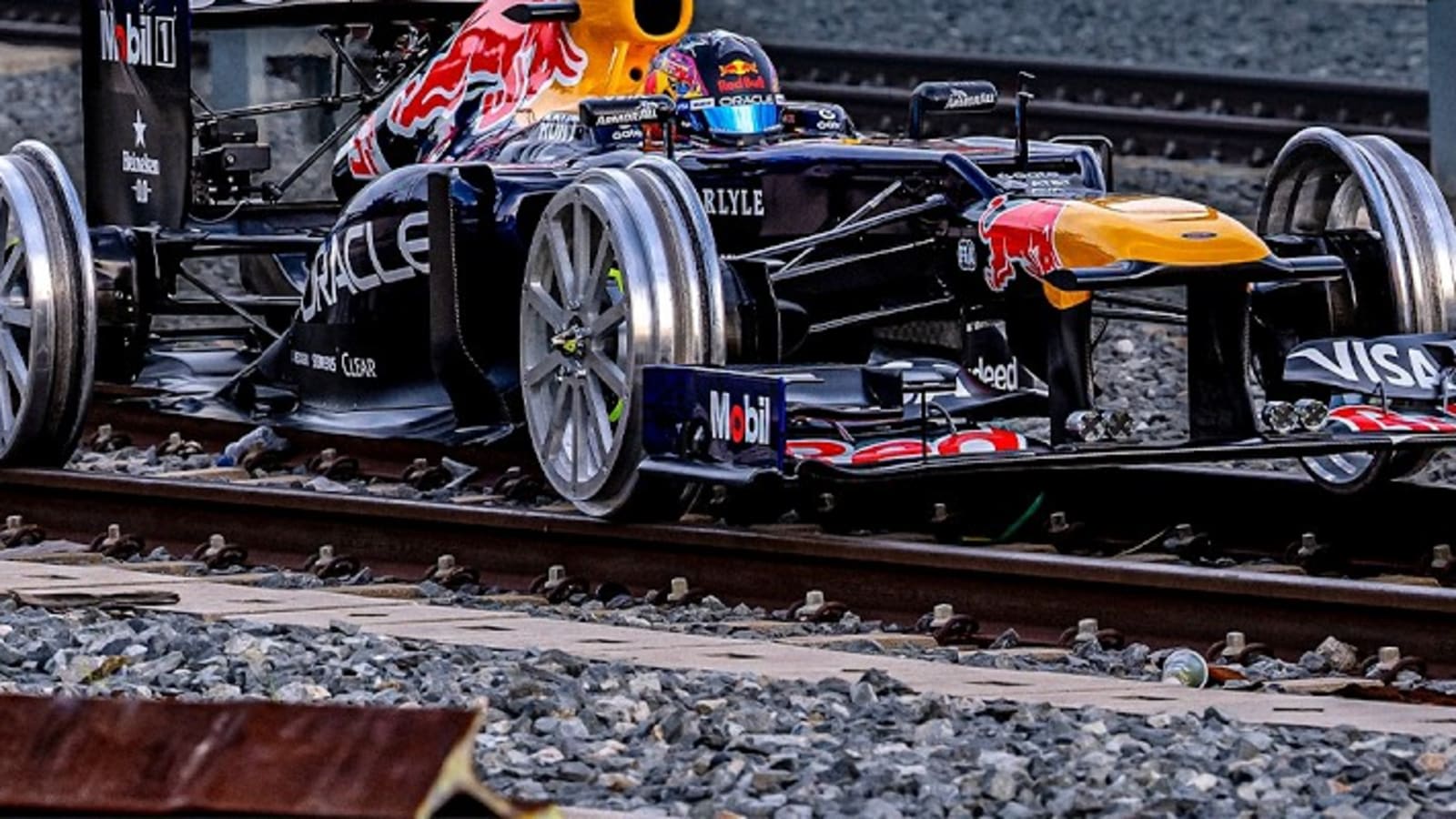 Red Bull mete un Fórmula 1 en las vías del Metro de Madrid, y no es un capricho: demuestra el argumento del circuito