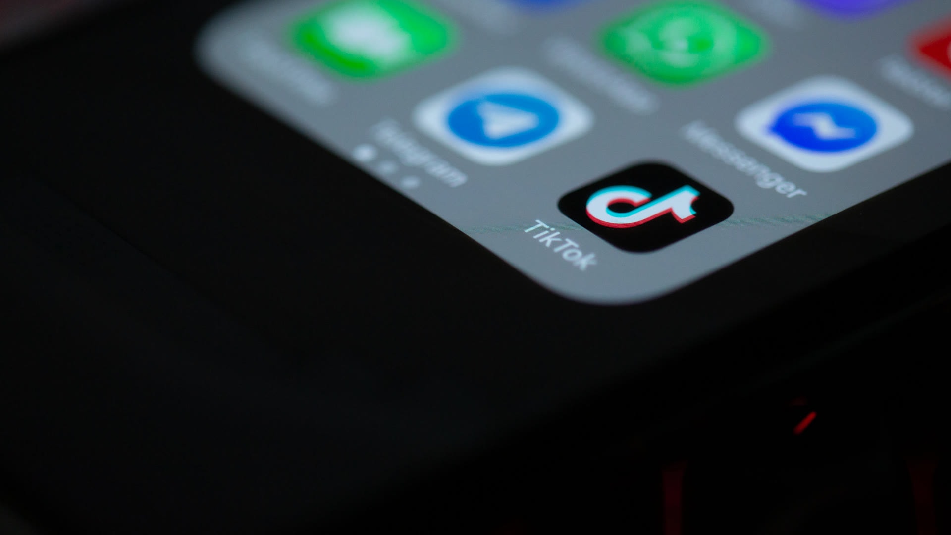 Icono de la aplicación de TikTok en la pantalla de inicio de un teléfono móvil