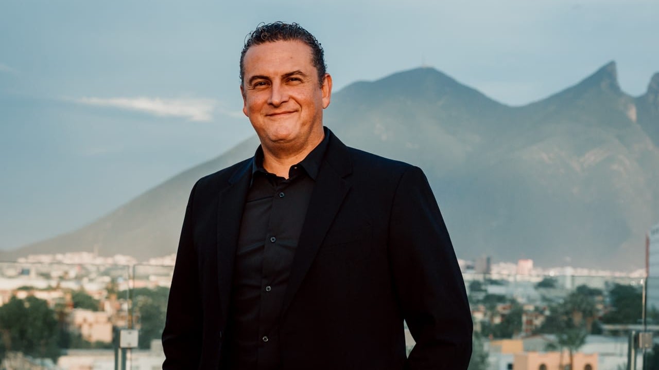 Edmundo Treviño, autor del análisis, retratado en Monterrey