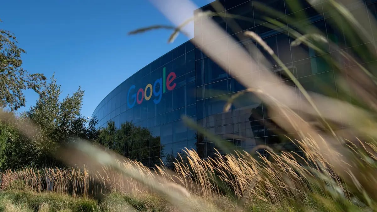 Penske Media Demanda a Google por «AI Overviews» y Monopolio IA