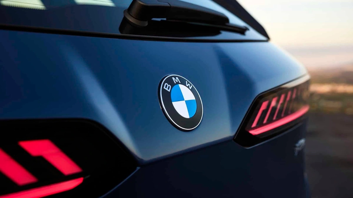 BMW revela su nuevo logo minimalista con el lanzamiento del iX3 eléctrico