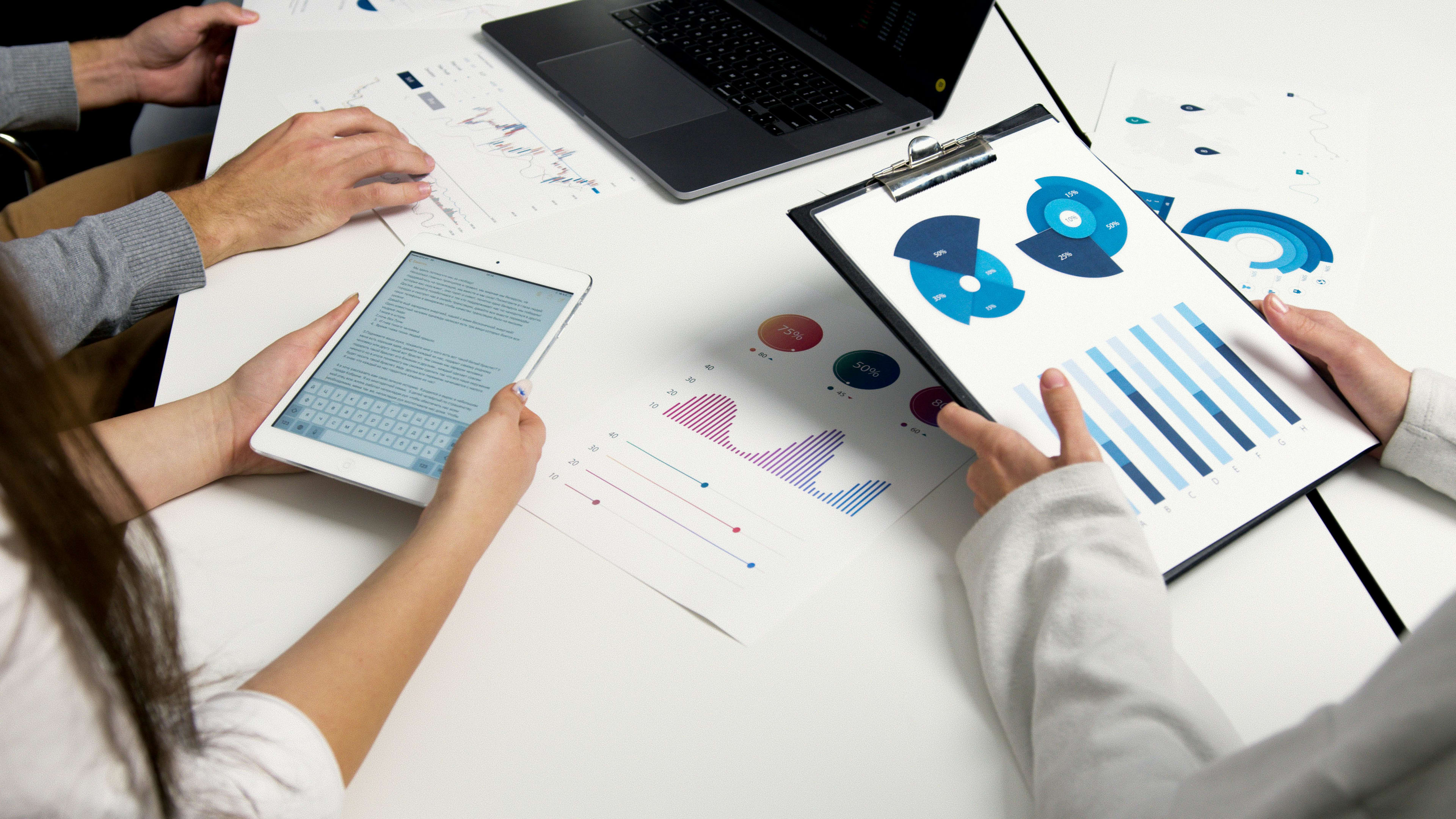 Análisis de Salarios en Marketing Digital: Influencia de Tendencias y Habilidades