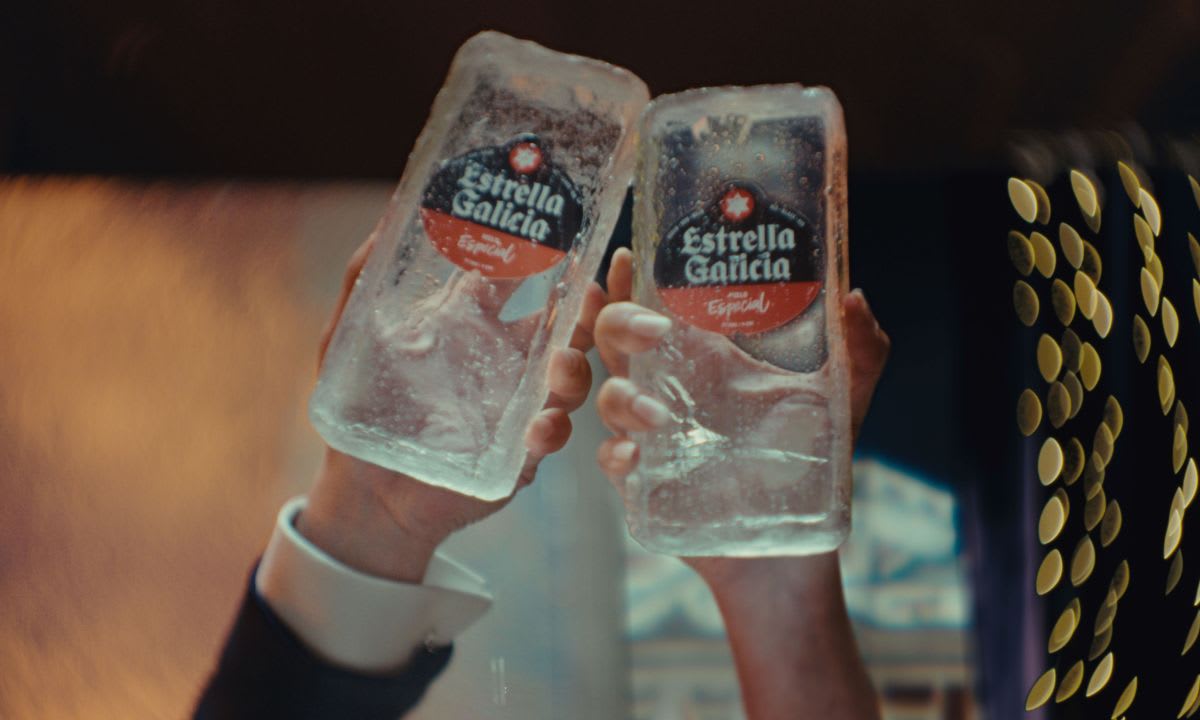 Estrella Galicia celebra 120.º aniversario: Pedroche y Chicote brindan con hielo en campaña que imagina una fábrica de hielo
