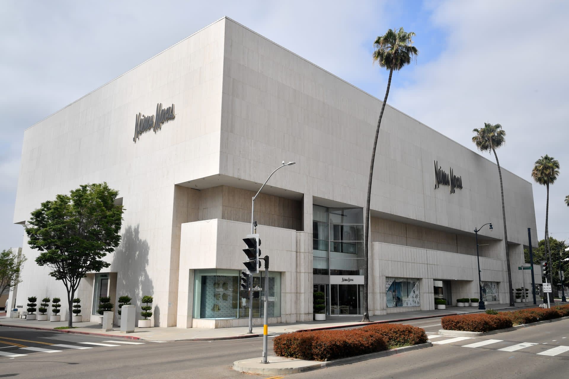 Fusión Saks-Neiman Marcus: Un giro estratégico en el Marketing Digital