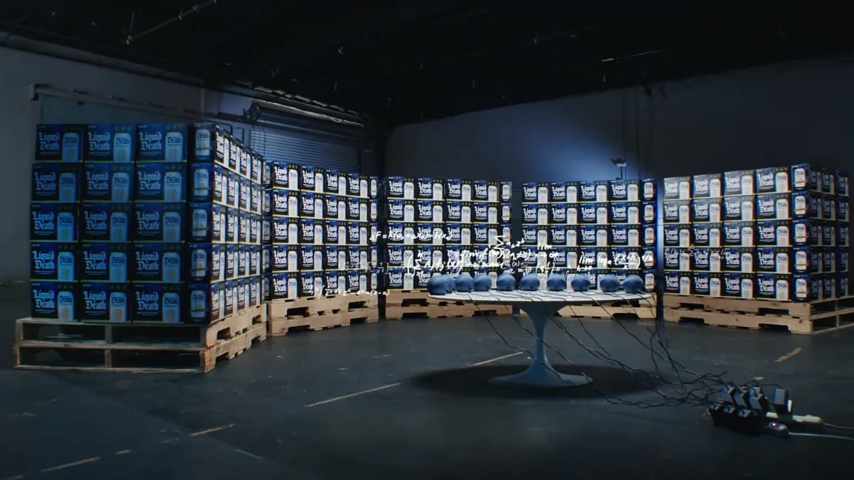 Liquid Death y Amazon lanzan “Agua Inteligente” para estudiantes