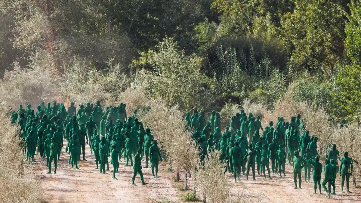 Cervezas Alhambra celebra su centenario con 1 000 voluntarios desnudos pintados de verde en Granada