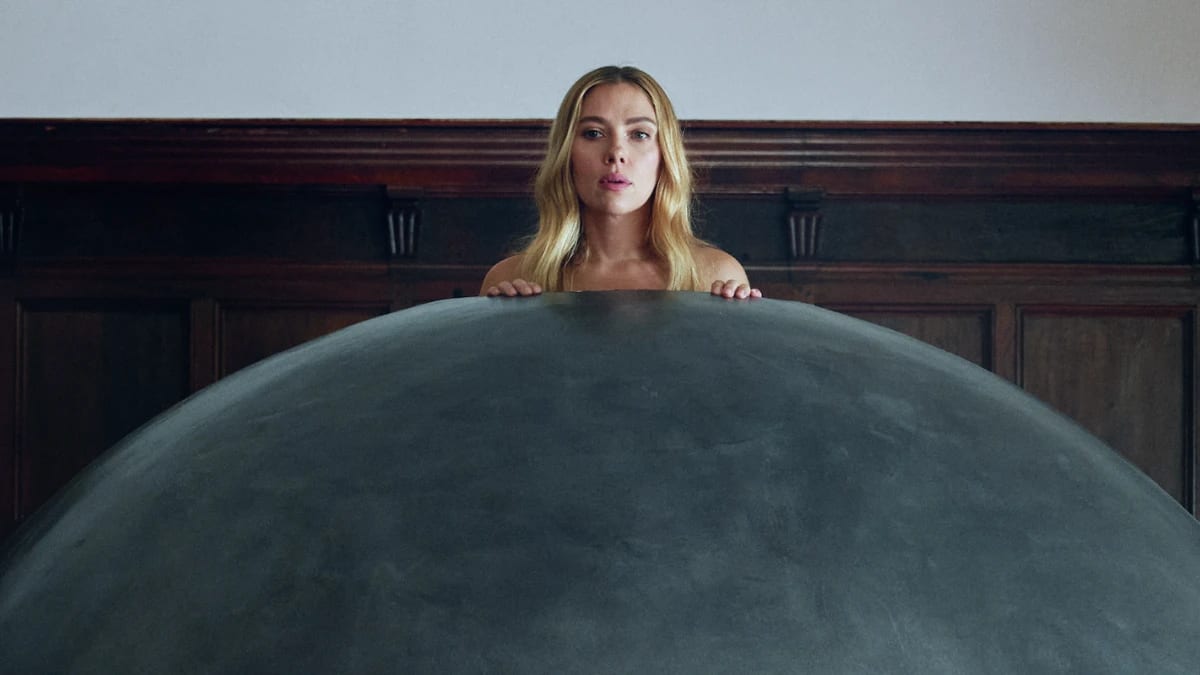 Scarlett Johansson y Yorgos Lanthimos en el spot de Prada