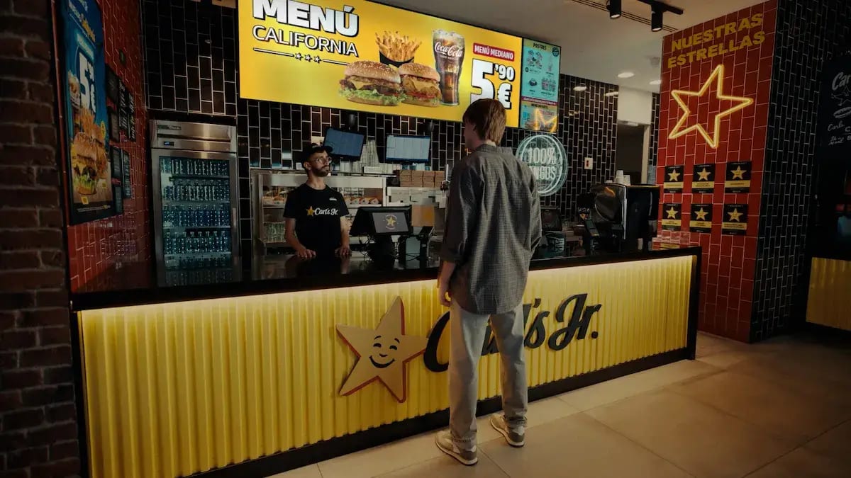 Carl’s Jr. Lanza Campaña Viral con Humor y Menú Gratis para ‘Carlos’