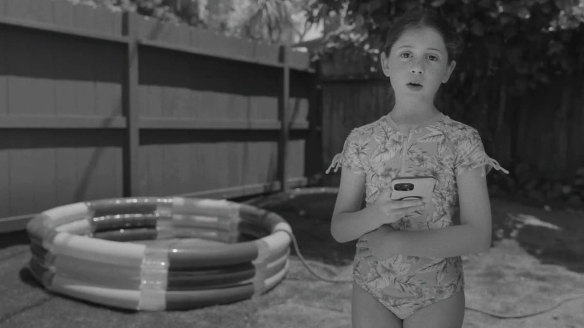 Spot muestra riesgos de smartphones en niños y sugiere escuelas sin móviles