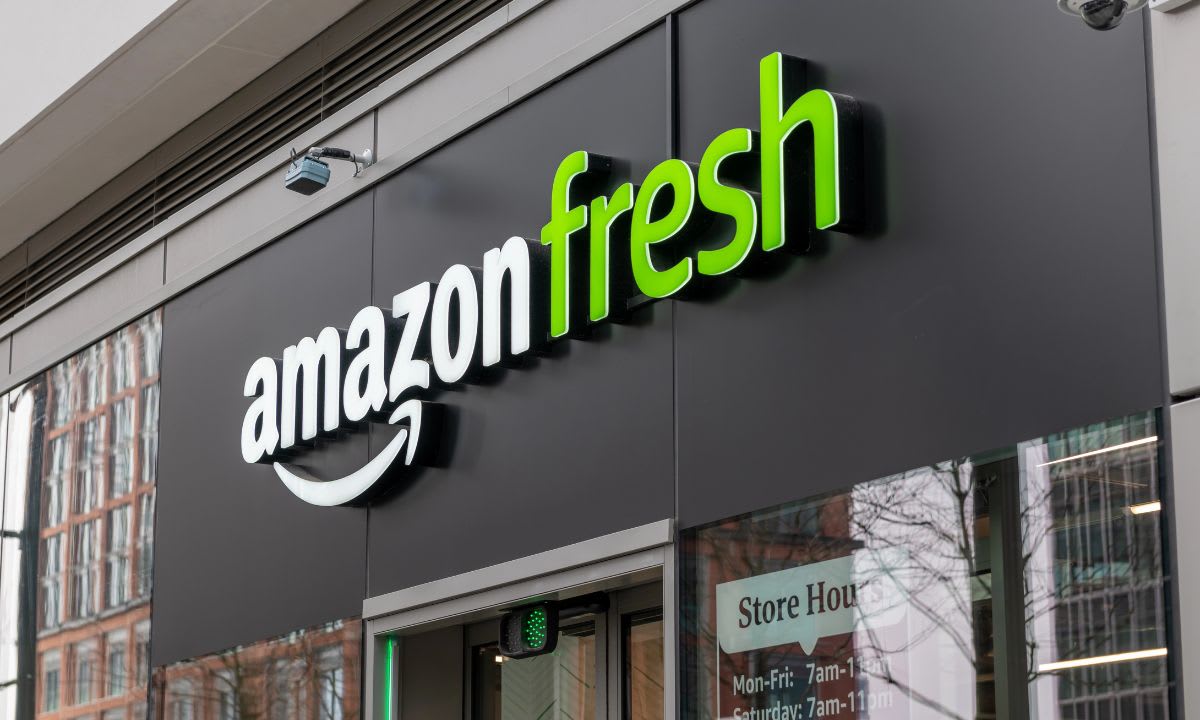 Amazon cierra 19 tiendas Amazon Fresh en Reino Unido y convierte 5 en Whole Foods Market.