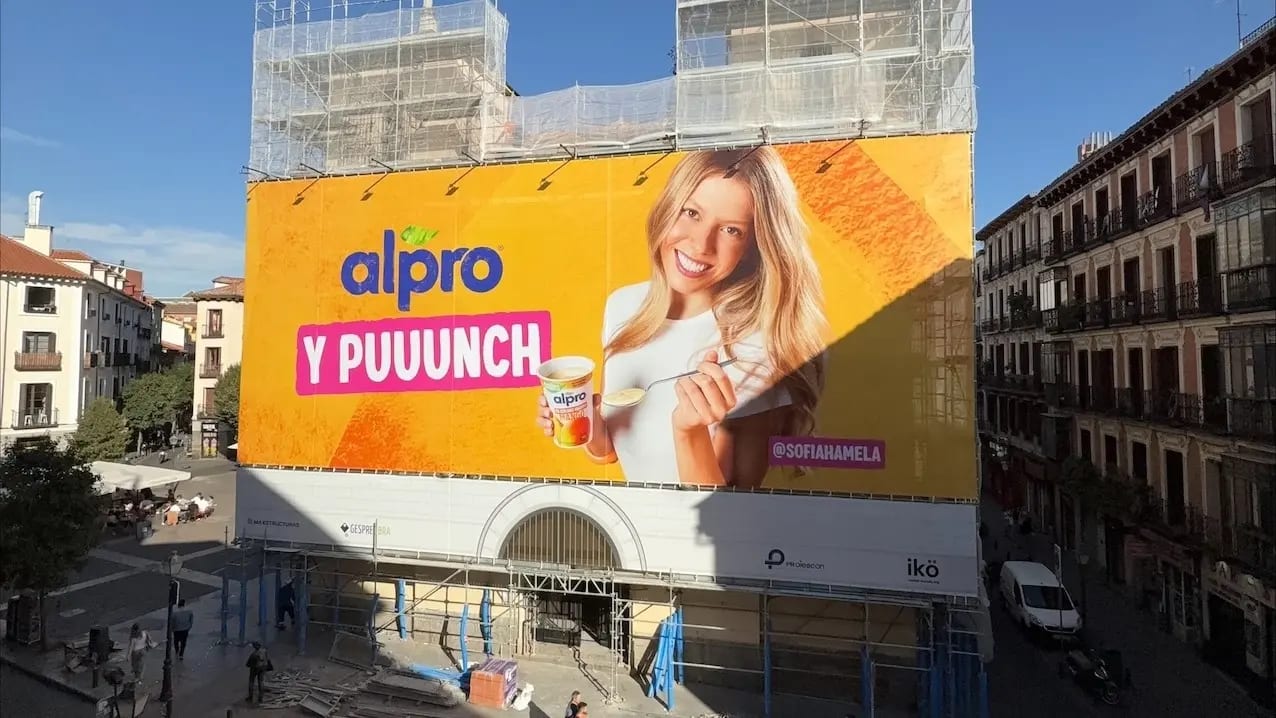 Alpro convierte broma viral de Sofía Hamela en impactante campaña en Madrid