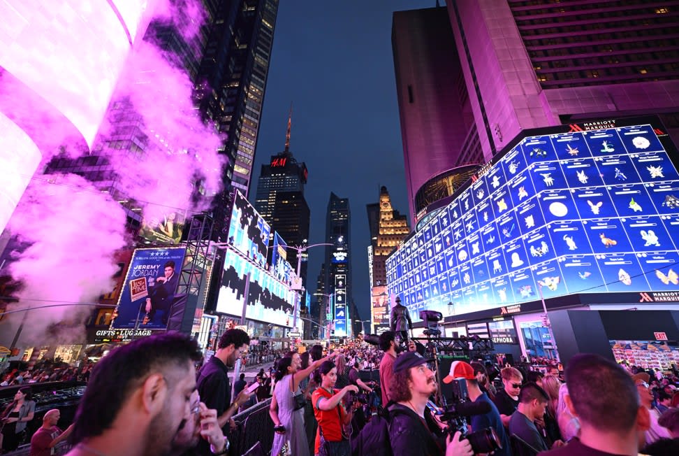 Jugadores de Pokémon GO participan en la celebración del décimo aniversario en Times Square, Nueva York