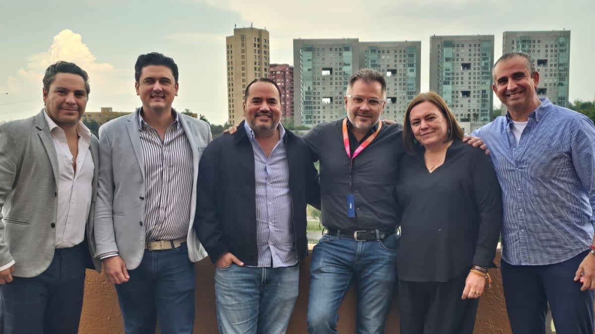 Imagen oficial de TelevisaUnivision y Mediam por la ampliación de su acuerdo comercial en Latinoamérica