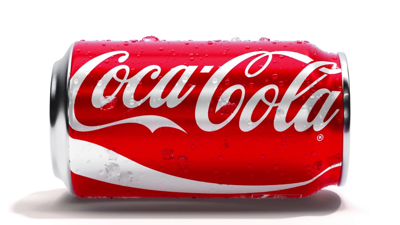 Lata de Coca-Cola con la nueva identidad visual global de la marca