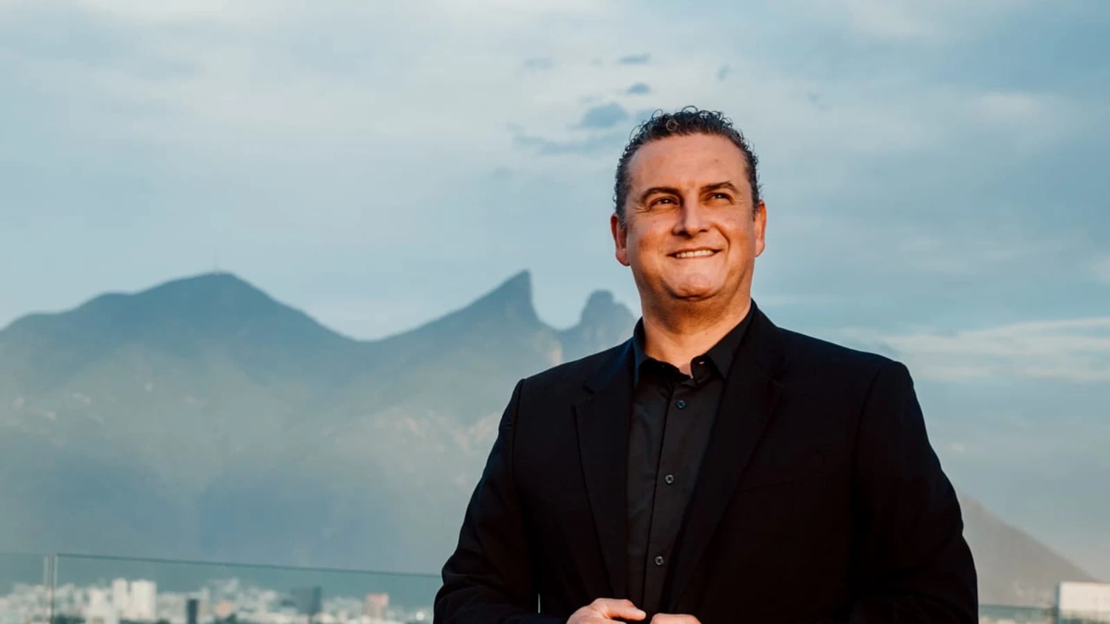 Edmundo Treviño, empresario y mentor de negocios, frente a las montañas de Monterrey