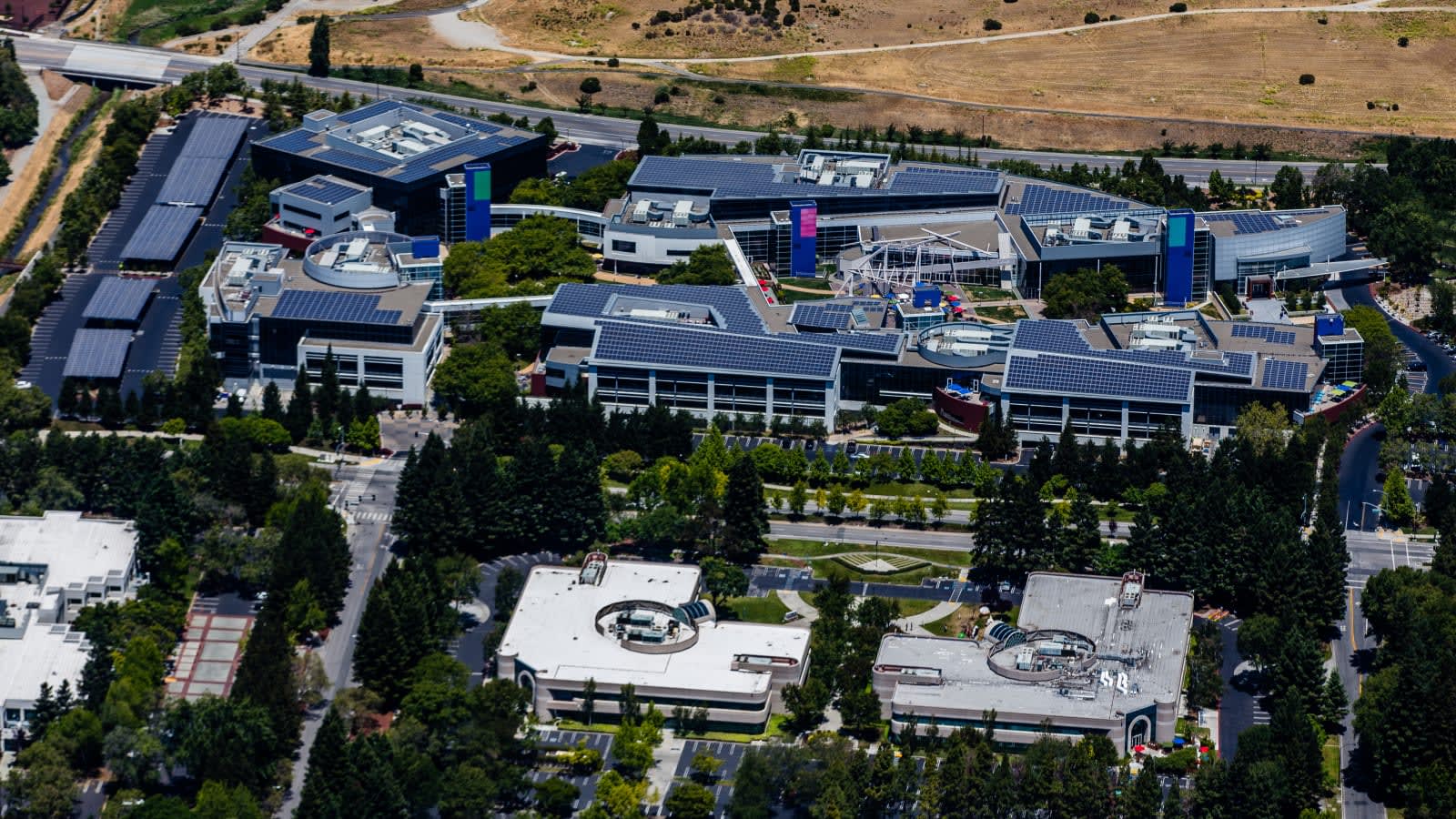 Vista aérea del campus principal de Google en Mountain View, California, con los tejados cubiertos de paneles solares