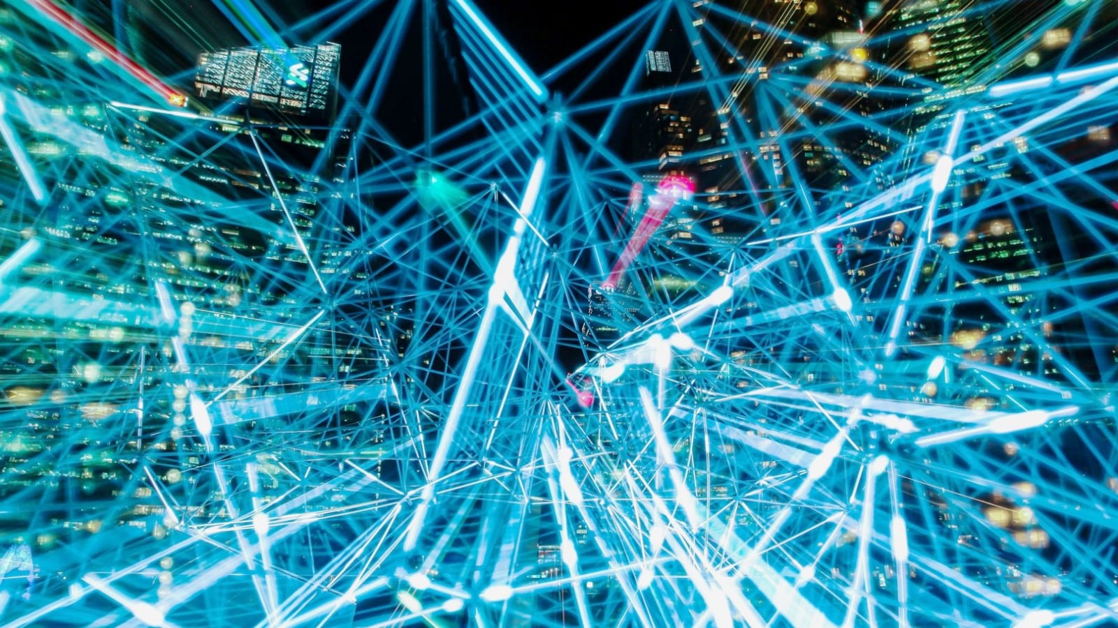 Composición nocturna de una ciudad con haces de luz azul entrecruzados, imagen oficial distribuida con el estudio de Ipsos